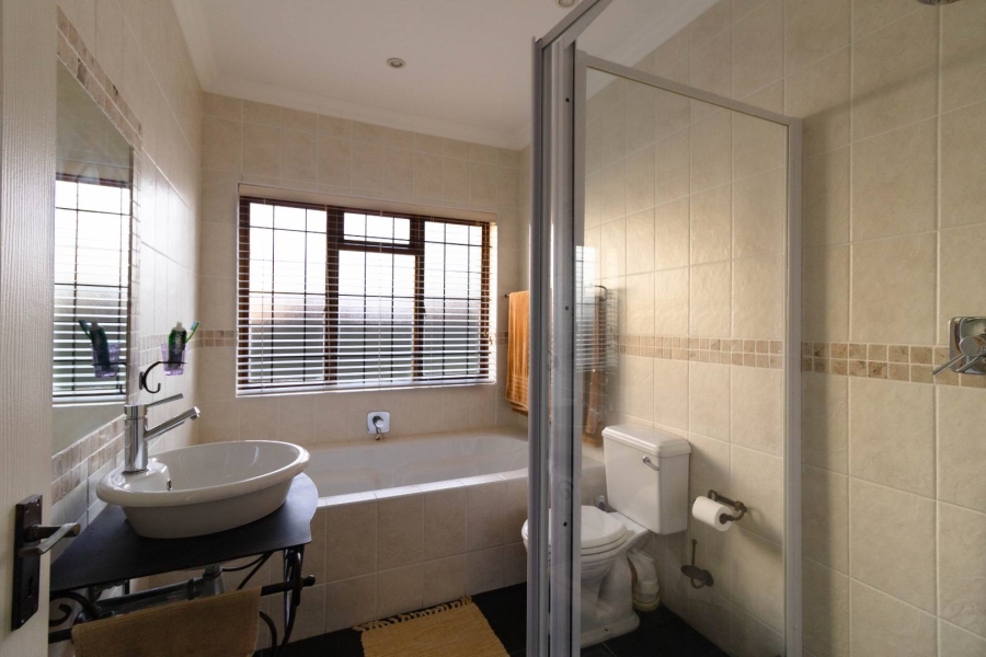 6 Bedroom Property for Sale in Sandbaai Western Cape